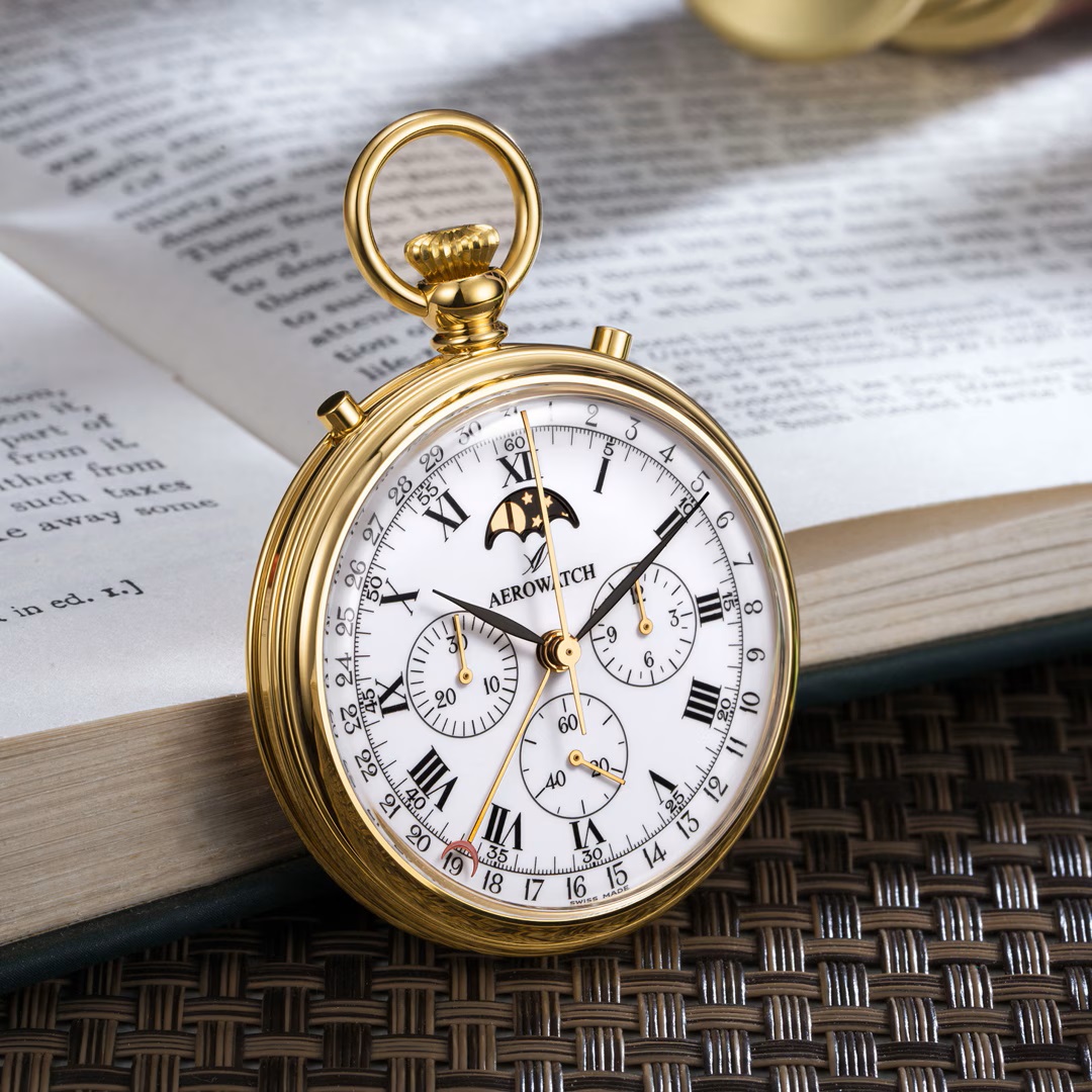 Aérowatch, montre de poche dorée, ouverte