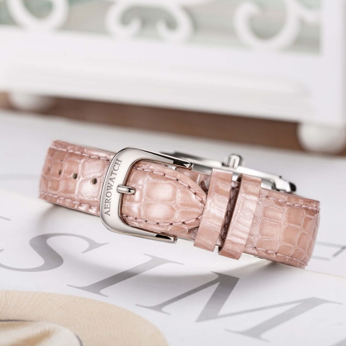 Aérowatch, Intuition, Lady, quartz, Diamants, cuir rose