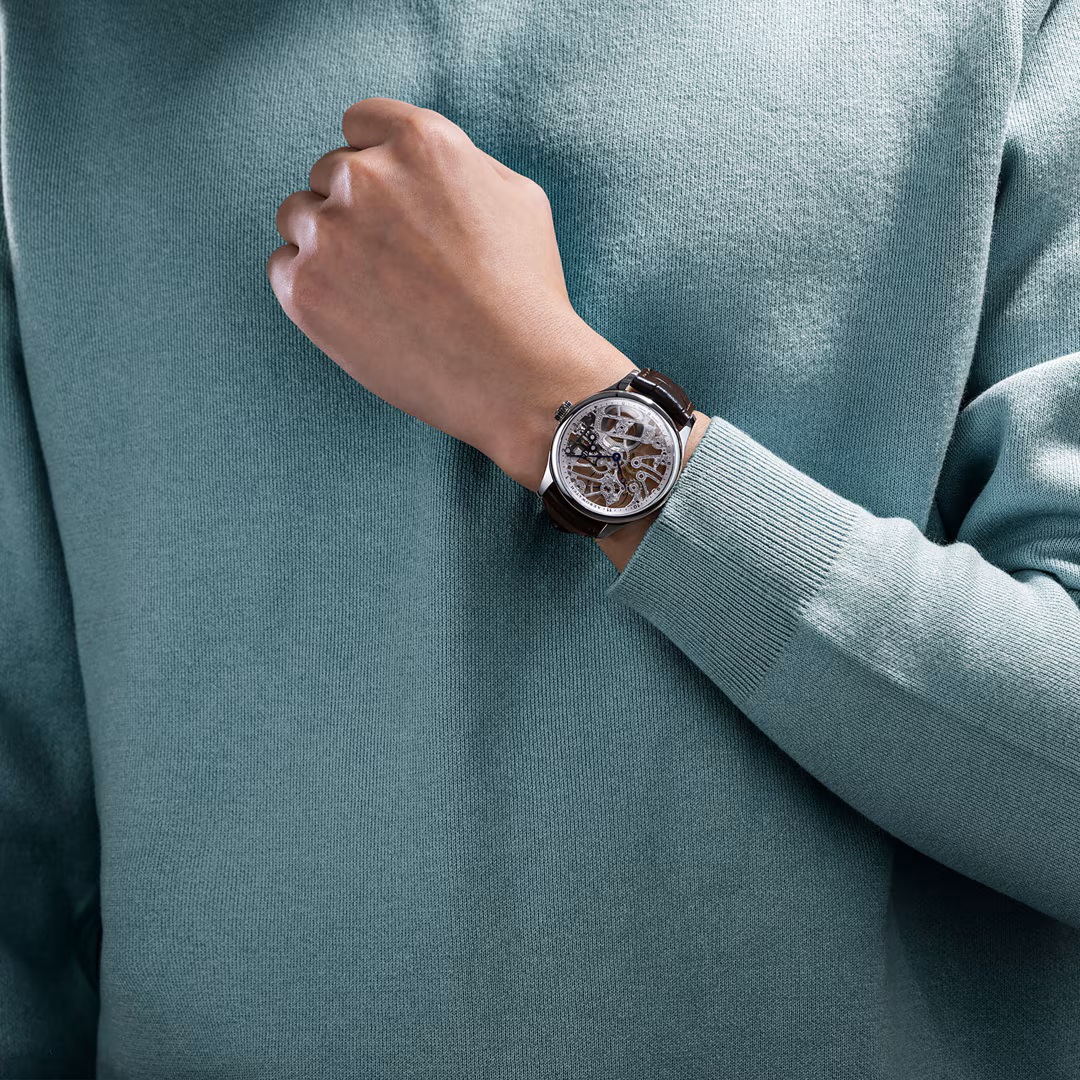 Personne portant Aerowatch Renaissance mécanique squelette cuir.