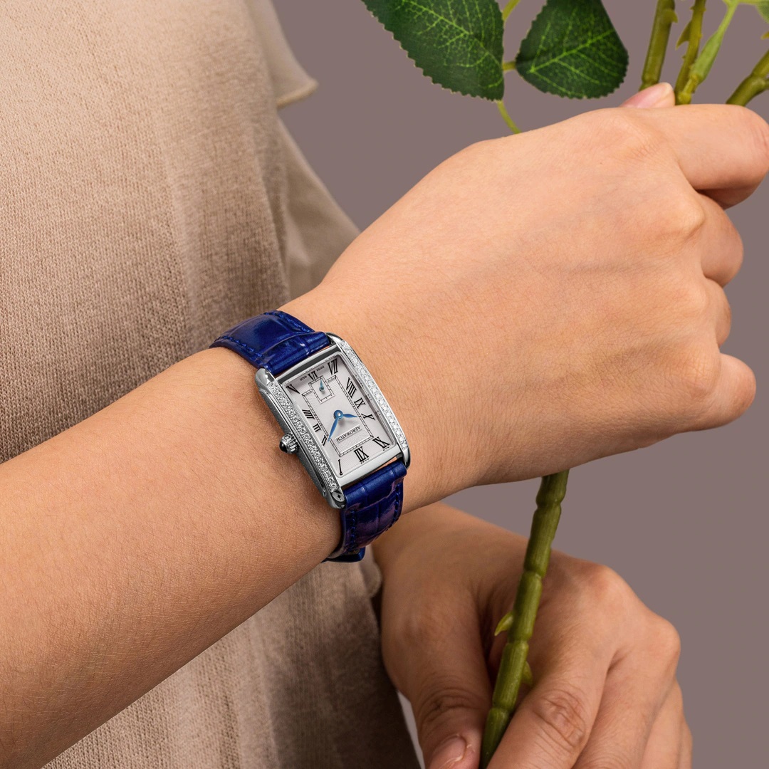 Montre Aérowatch Mini Intuition sur poignet féminin.