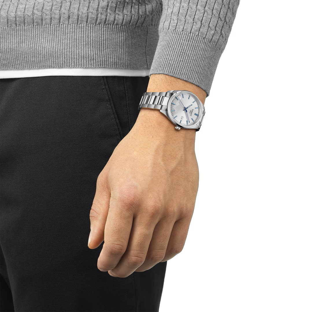 Montre Tissot PR 100 Jungfraubahn Quartz 40mm au poignet.