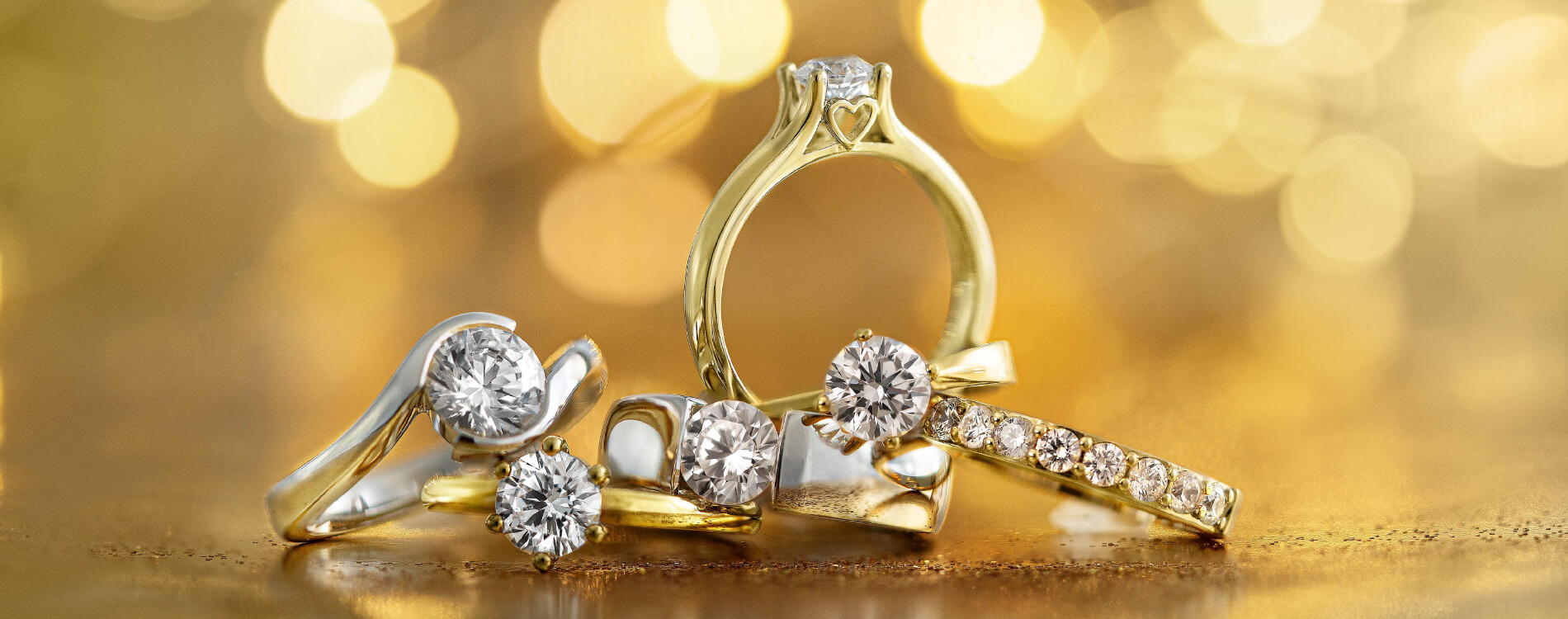 bague fiancailles lediamant ch bijouterie la chaux de fonds Bagues élégantes avec diamants sur fond doré scintillant