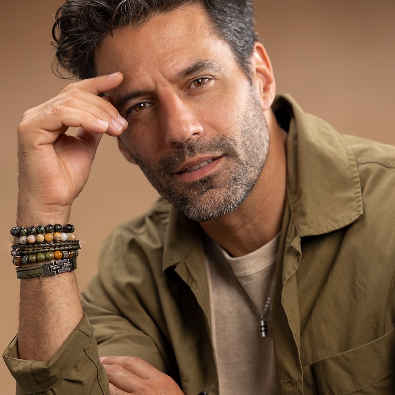 image bijoux homme lediamant ch Homme mûr souriant avec bracelets et chemise kaki