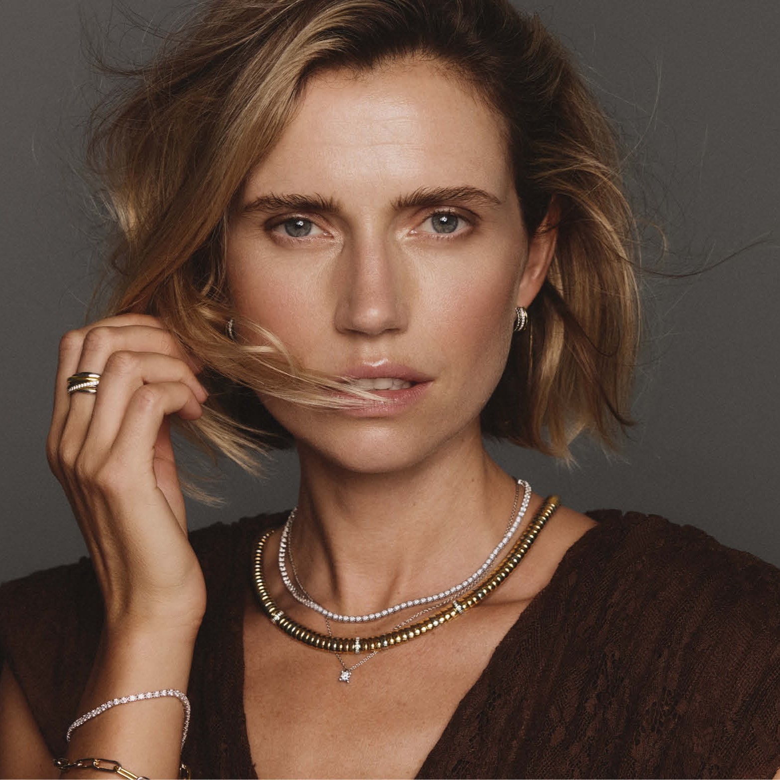 image bijoux lediamant ch site internet 2 Femme stylée avec bijoux et cheveux au vent