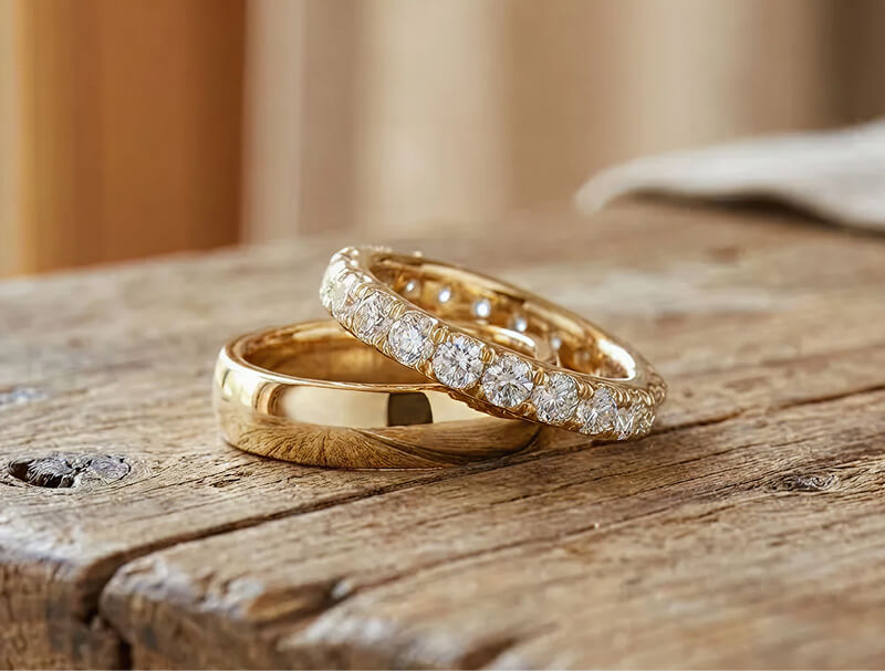 Deux alliances en or sur bois vieilli