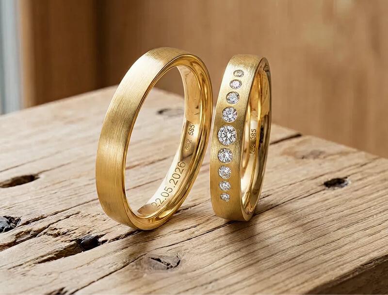 Deux alliances en or sur bois gravé